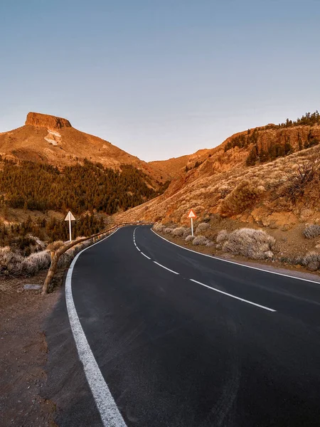 Bergweg tijdens een zonsondergang op Tenerife eiland — Stockfoto