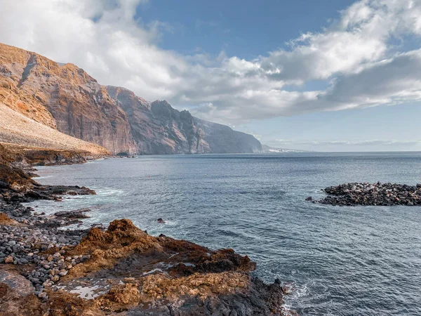 Splendida vista della riva rocciosa dell'oceano — Foto Stock