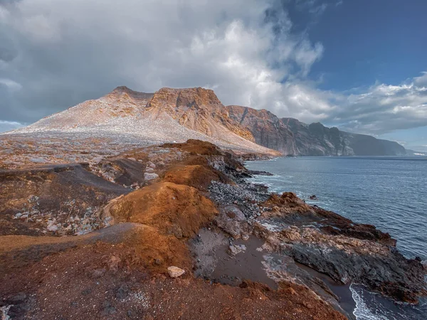 Потрясающий вид на скалистый берег океана — стоковое фото