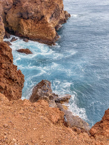 Precipício íngreme na costa rochosa — Fotografia de Stock