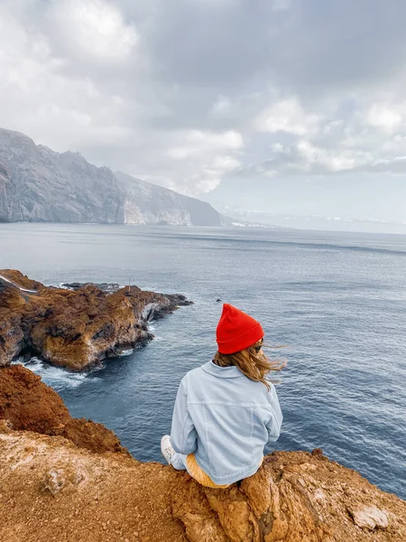 Mujer disfrutando de viaje en una costa rocosa del océano — Foto de Stock
