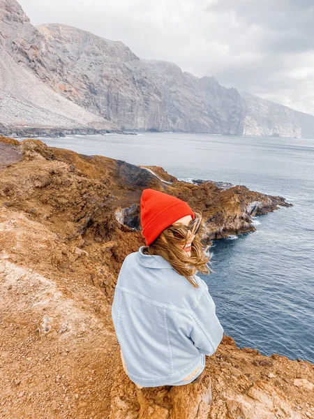 Mujer disfrutando de viaje en una costa rocosa del océano — Foto de Stock