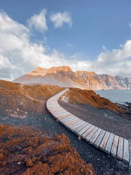 Landscape with picturesque wooden pathway through the rocky land — Stock Photo, Image