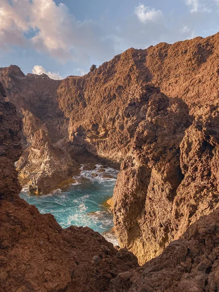 Steile afgrond op rotsachtige kust — Stockfoto