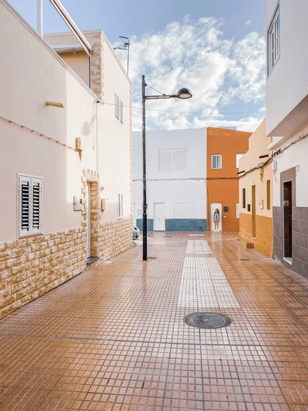 Vista de rua com casas antigas em Las Galletas, Espanha — Fotografia de Stock