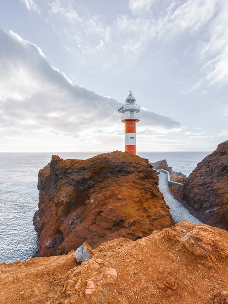 Landskap på en steinete kyst med fyrtårn – stockfoto