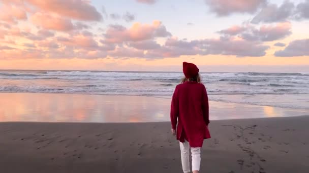 Mujer despreocupada en la playa al atardecer — Vídeos de Stock