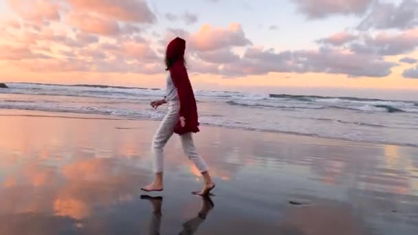 Mujer despreocupada en la playa al atardecer — Vídeos de Stock