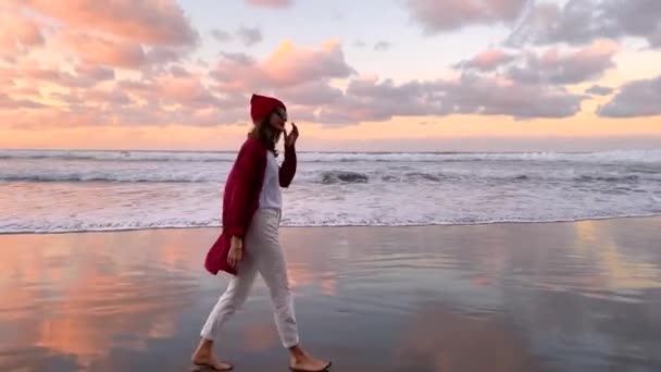Carefree woman on the beach at dusk — Αρχείο Βίντεο