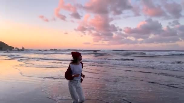Беззаботная женщина на пляже в сумерках — стоковое видео