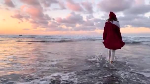 Беззаботная женщина на пляже в сумерках — стоковое видео