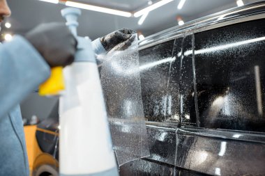 Filming car body at the vehicle service