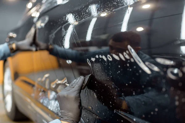 Filming car body at the vehicle service — Stock Photo, Image