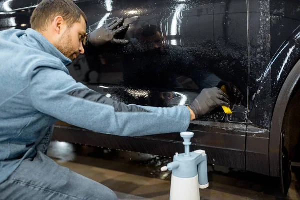 Filming car body at the vehicle service — Stock Photo, Image