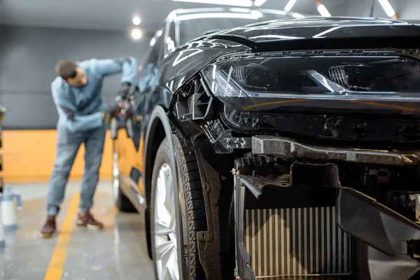 Filmare la carrozzeria al servizio del veicolo — Foto Stock