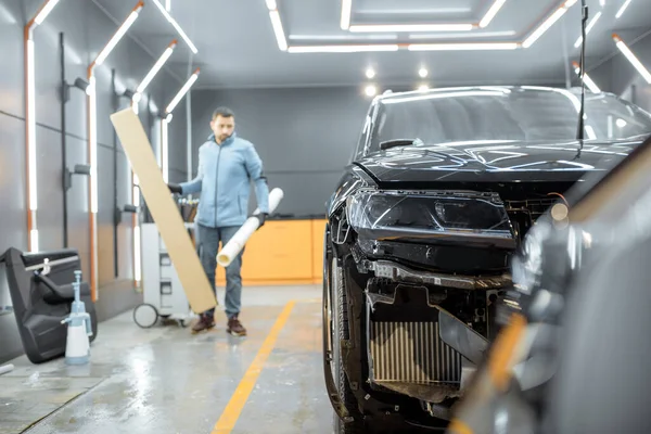 Filming car body at the vehicle service — 图库照片