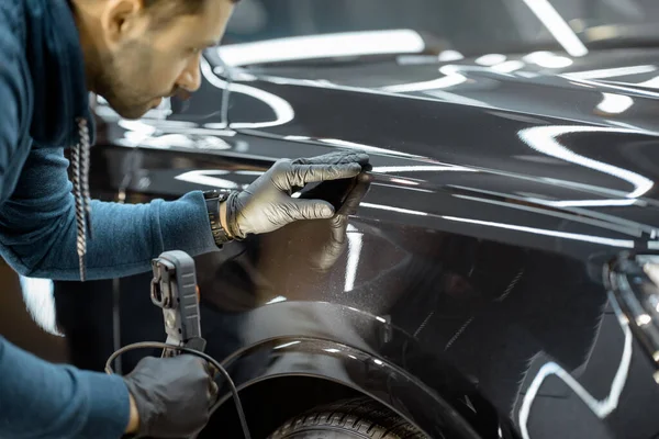 Carrozzeria del veicolo esaminata dal lavoratore per graffi — Foto Stock