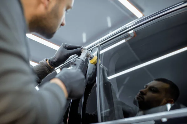 Man polishing vehicle body from scratches — Stock Fotó