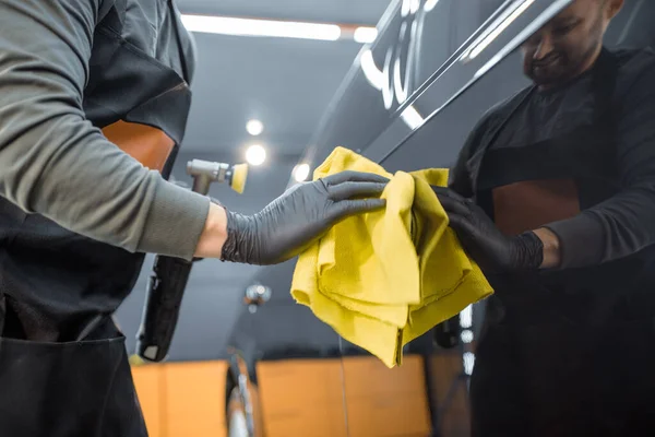 Worker wiping vehicle body with microfiber — Stock Fotó