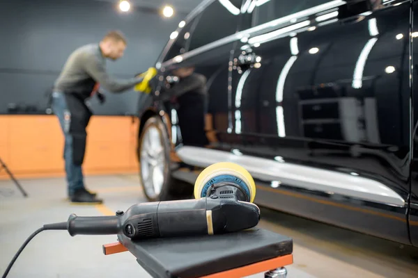 Worker wiping vehicle body with microfiber at the service — Stock Fotó