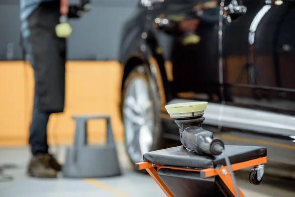 Amoladora profesional para el pulido del cuerpo del coche — Foto de Stock