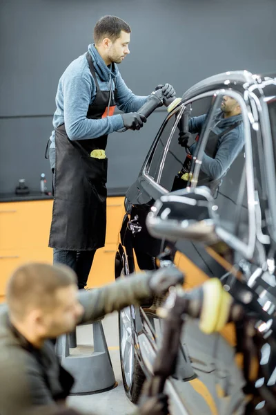 Professional vehicle body polishing — Stock Photo, Image