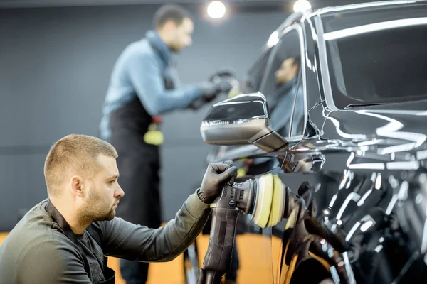 Lustruirea profesională a corpului vehiculului — Fotografie, imagine de stoc