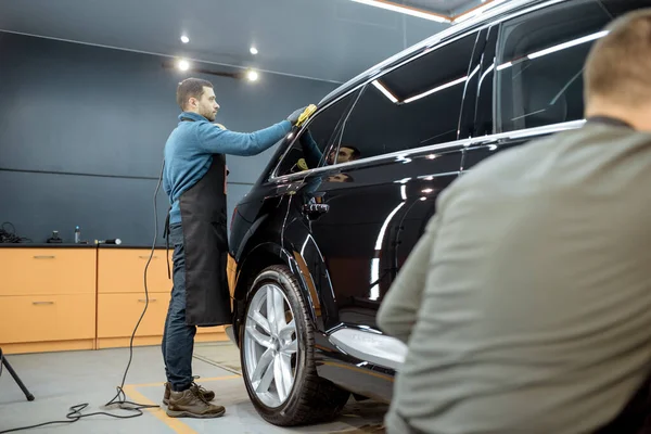 Workers wiping vehicle body with microfiber at the service — 图库照片