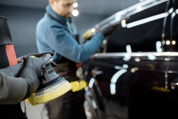 Professional car body polishing at the service — Zdjęcie stockowe