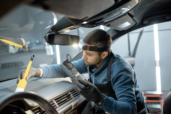 Працівник забезпечує професійне прибирання салону автомобіля — стокове фото