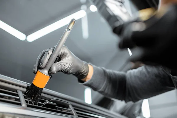 Работник обеспечивает профессиональную чистку салона автомобиля — стоковое фото