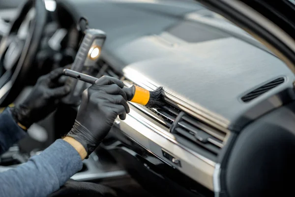 Trabalhador fornece carro profissional de limpeza interior — Fotografia de Stock