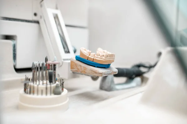 Lugar de trabajo del técnico dental en el laboratorio — Foto de Stock