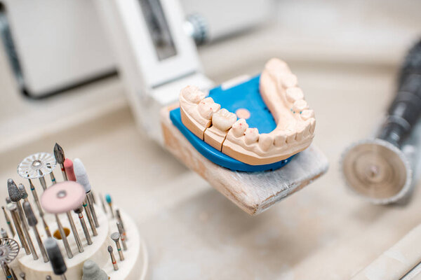 Рабочее место зубного техника в лаборатории
