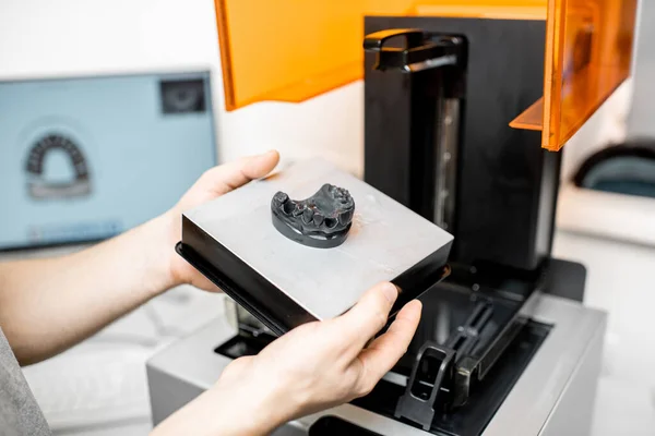 Зубной техник удаляет модель челюсти с 3D принтера — стоковое фото