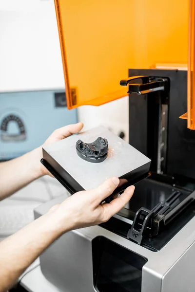 Hammaslääkäri poistaa leuan malli 3D-tulostin — kuvapankkivalokuva