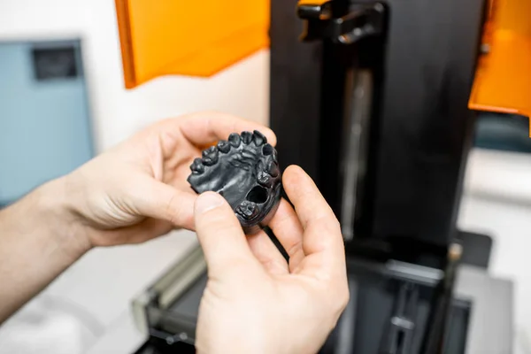 Зубной техник удаляет модель челюсти с 3D принтера — стоковое фото