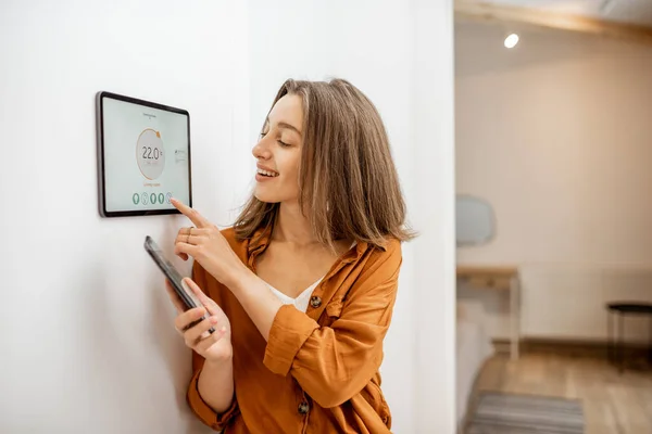 Woman controlling heating with a smart devices — Φωτογραφία Αρχείου