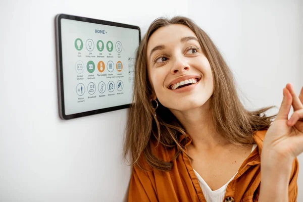 Retrato de uma mulher feliz controlando casa inteligente — Fotografia de Stock