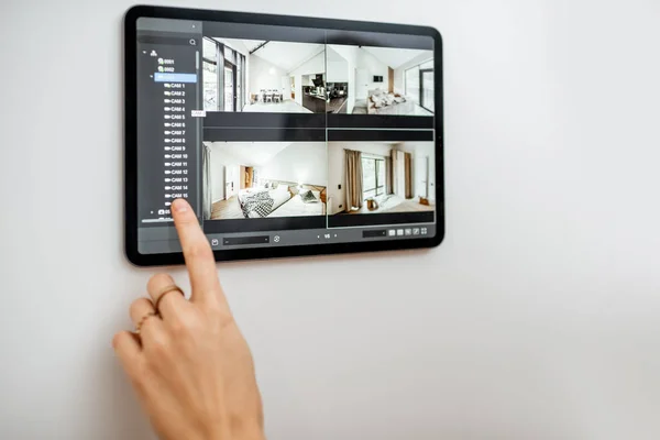 Управление домом с помощью видеокамер и цифрового планшета — стоковое фото