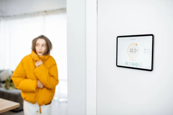 Pannello digitale Smart home con app di riscaldamento e donna che si sente fredda — Foto Stock