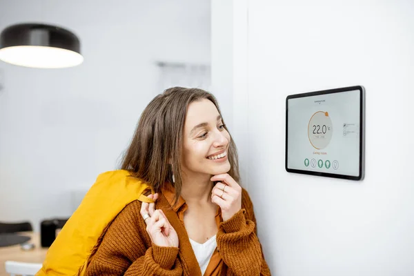 Conceito de controle de aquecimento doméstico inteligente — Fotografia de Stock