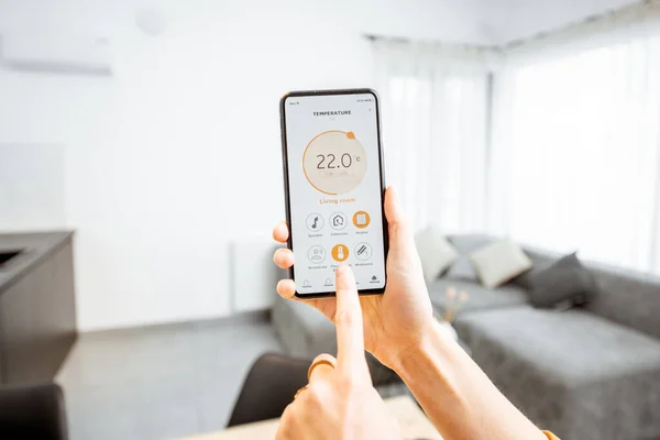 Controlling heating with a smart phone at home — Φωτογραφία Αρχείου