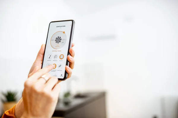 Controlling ventilation with a smart phone at home — Φωτογραφία Αρχείου