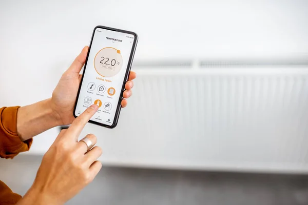 Controlling heating with a smart phone at home — Φωτογραφία Αρχείου