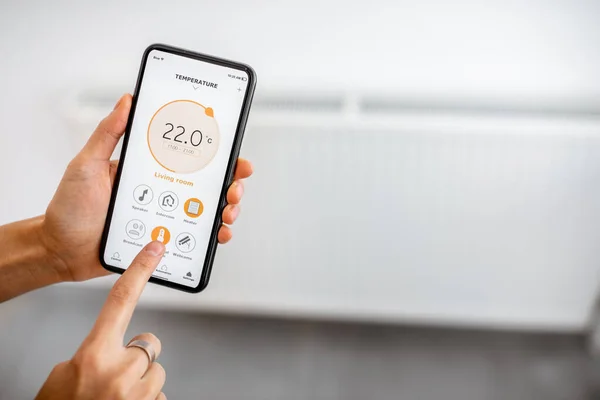 Controlling heating with a smart phone at home — Φωτογραφία Αρχείου