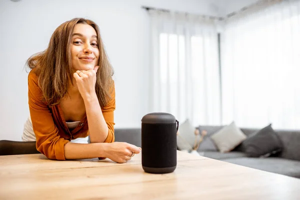 Woman with smart wireless column at home — Φωτογραφία Αρχείου