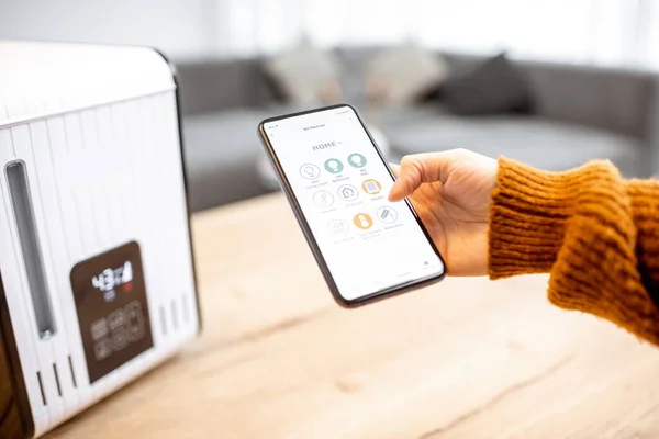 Controlling smart air humidifier with phone remotely at home — Φωτογραφία Αρχείου