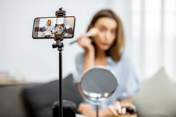 Woman vlogging about cosmetics — Stockfoto