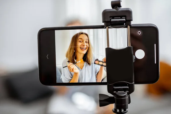 Mulher vlogging sobre cosméticos — Fotografia de Stock
